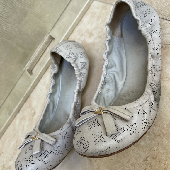 Louis Vuitton Ivory Flats - Picture 2 of 3